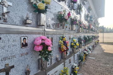 Parete con lapidi e fiori